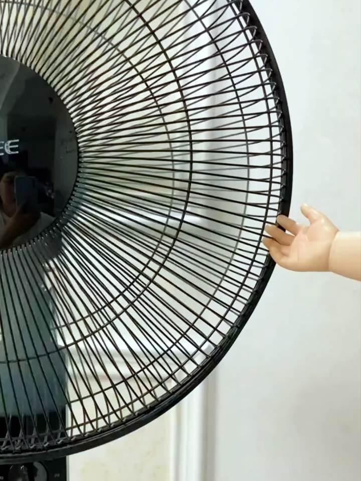夏天吹风扇,孩子的手总是往里面伸,好担心伤到孩子,怎么办?-度小视