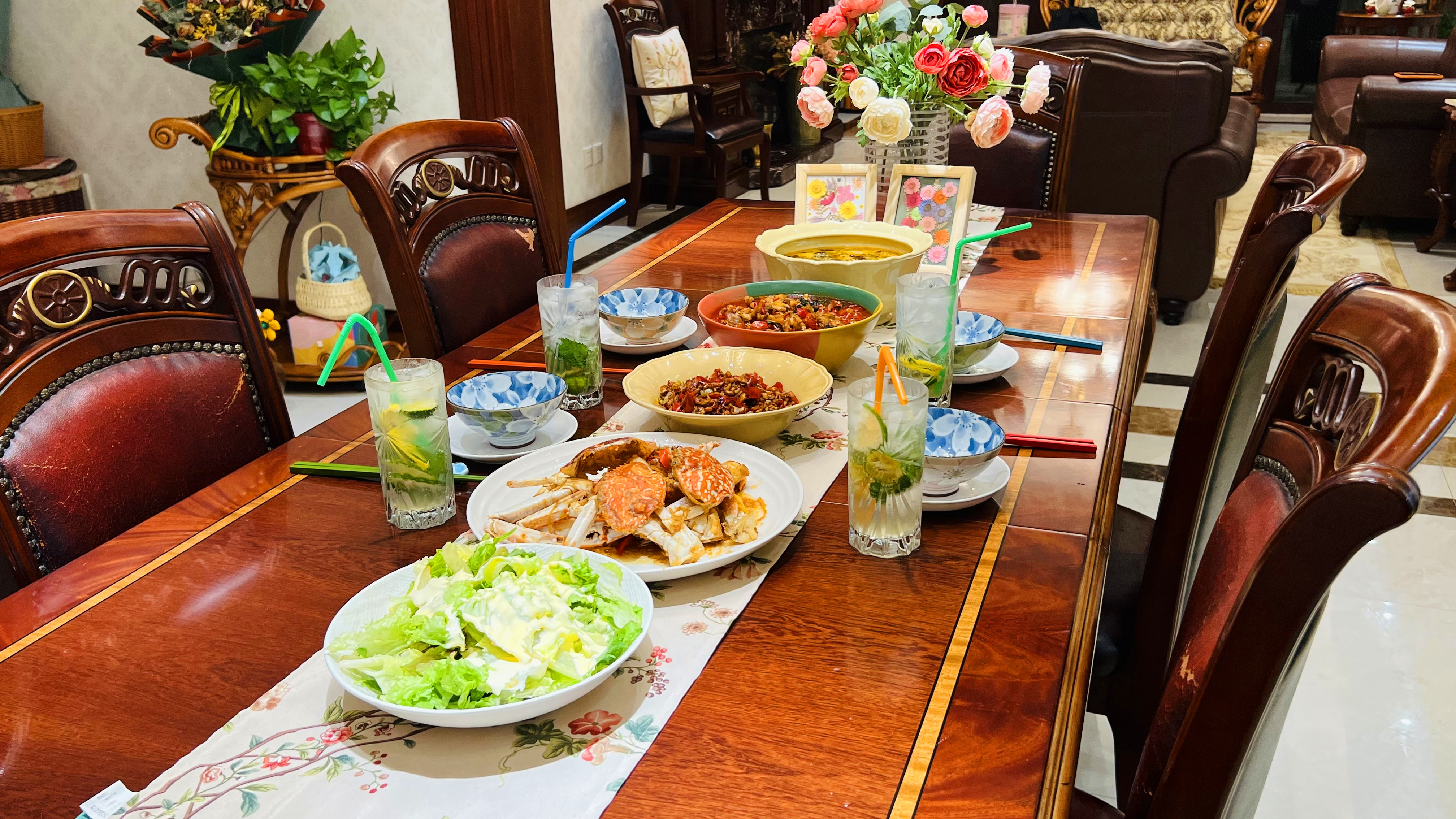 上个月做的那几坛子泡菜,今天拿来做酸菜鱼、泡椒牛蛙和鱼香肉丝