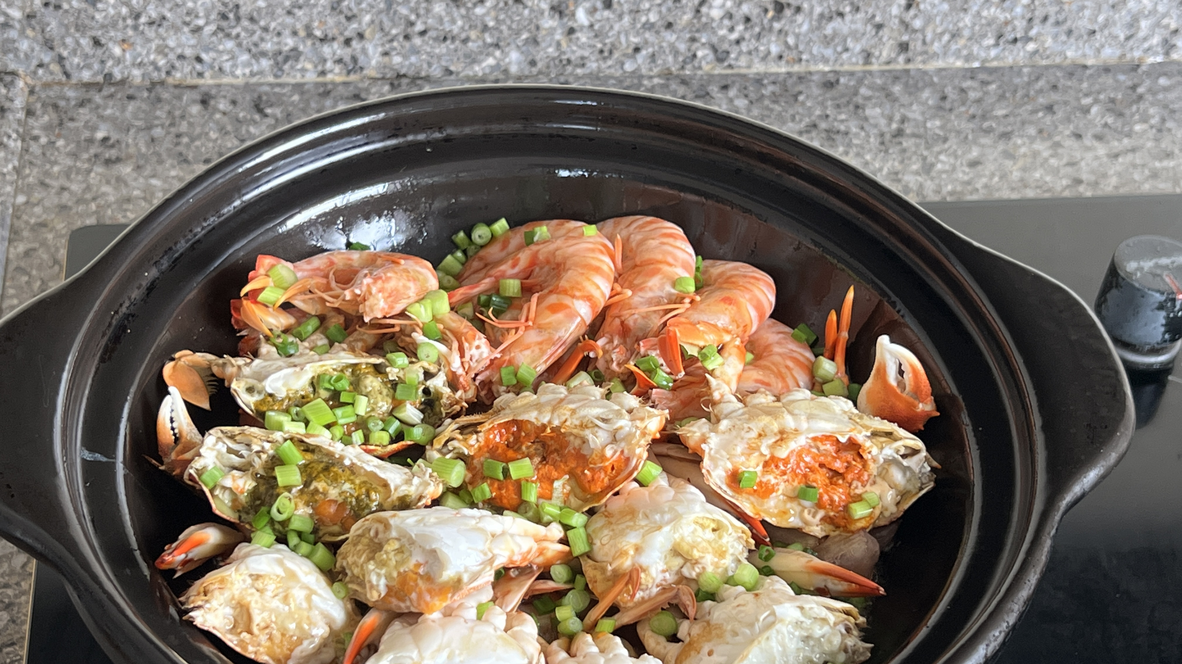 海边厨师教你螃蟹煲的做法，出锅嫩滑鲜香，做法简单又好吃