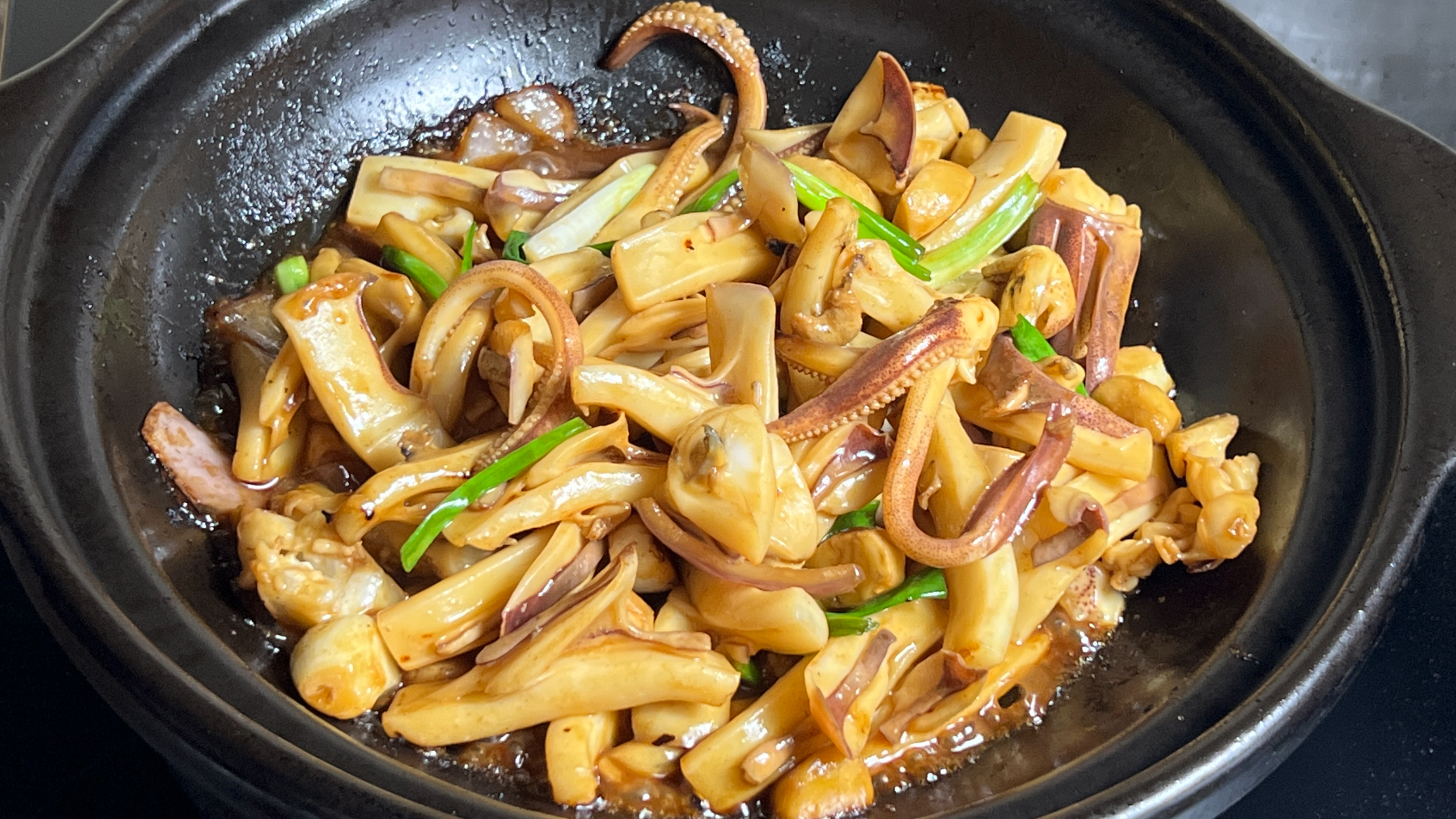 生焗鱿鱼做法,鲜嫩脆爽,一锅成菜,学会可以在家露一手