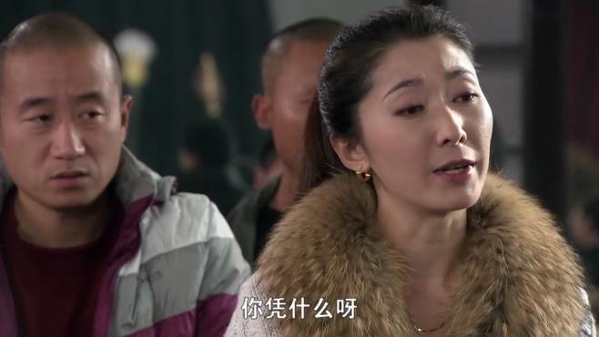 [图]丑角：大妈羞辱姑娘，谁知人家亲爸是个硬茬，狠狠给她一耳光