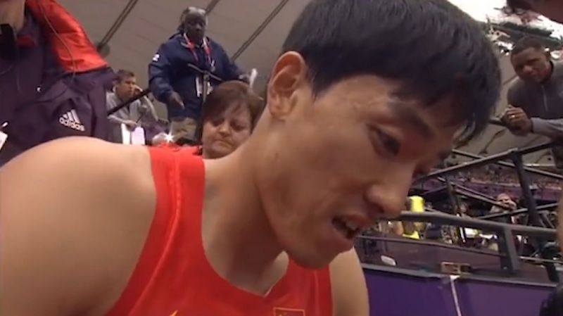 2012年伦敦奥运会110m跨栏预赛刘翔生涯最后一跨,解说员哽咽失声,体育,田径,好看视频