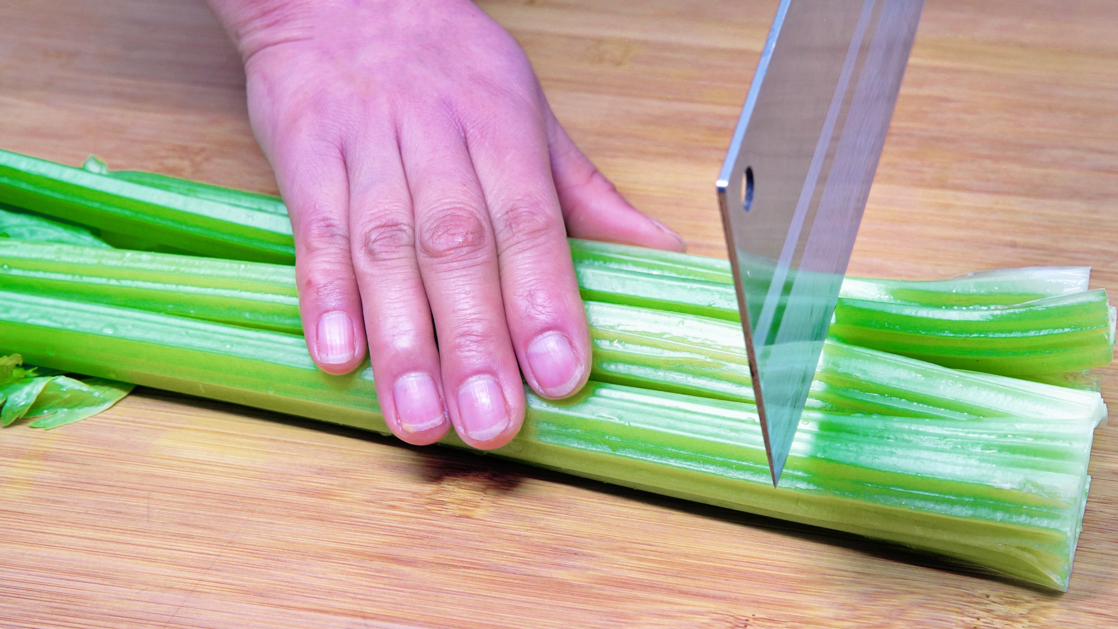 炒芹菜时,最忌焯水和直接下锅炒,大厨教你一招,鲜嫩入味不塞牙