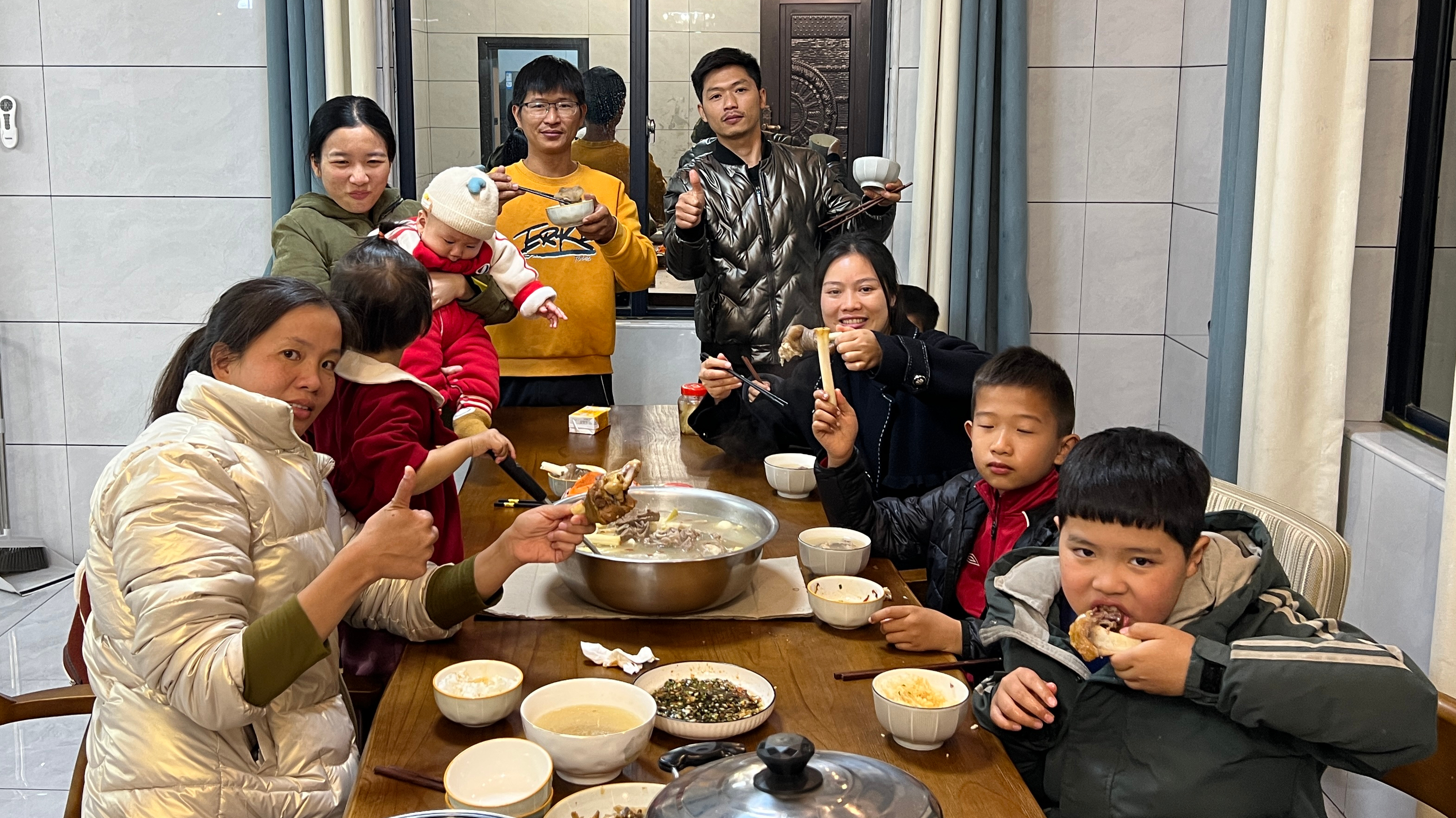 小伙给家人做一锅羊肉汤,个个赞不绝口,比在饭店吃的还香