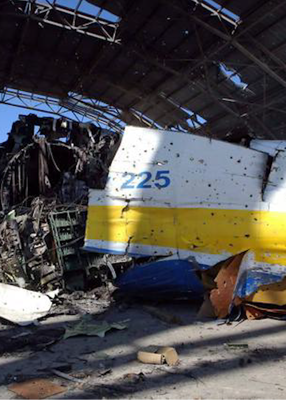 现场视频曝光世界最大运输机安225被俄乌战火摧毁残骸被拖走