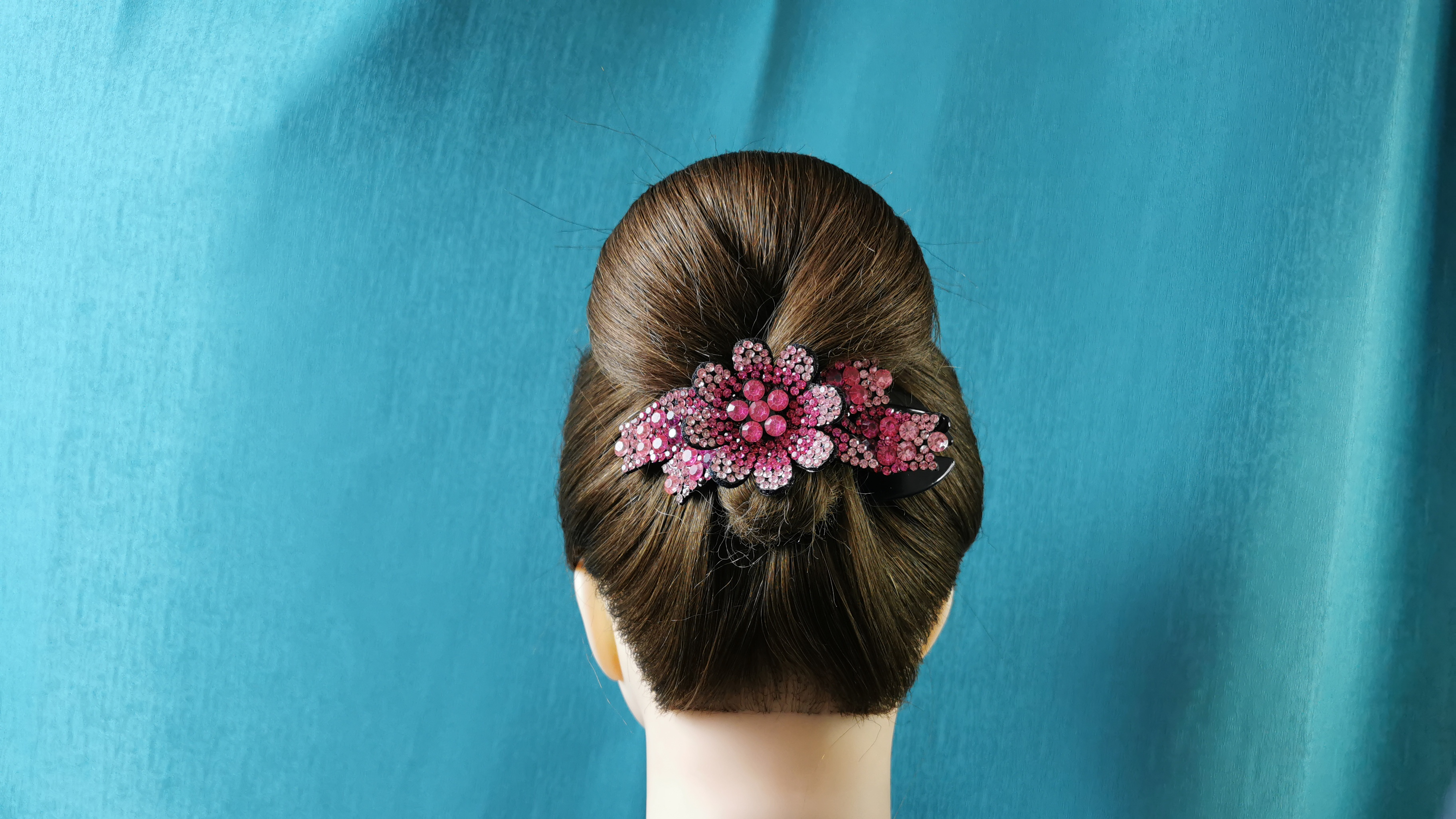 冬天穿高领衣服这样盘发,优雅有气质,一个鸭夹轻松做日常发型