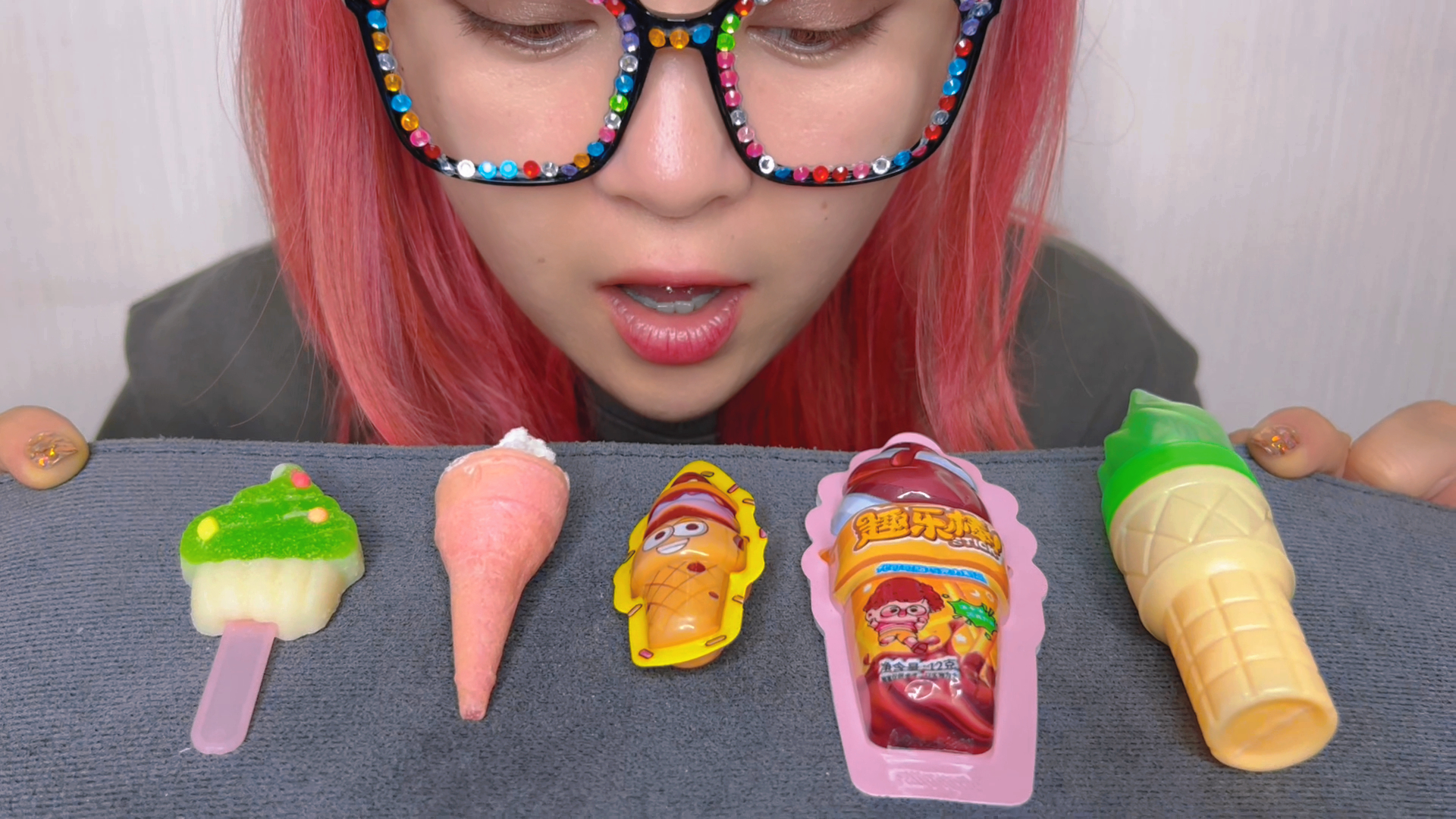 五个不同口味的甜筒冰淇淋糖果,你想吃哪个?