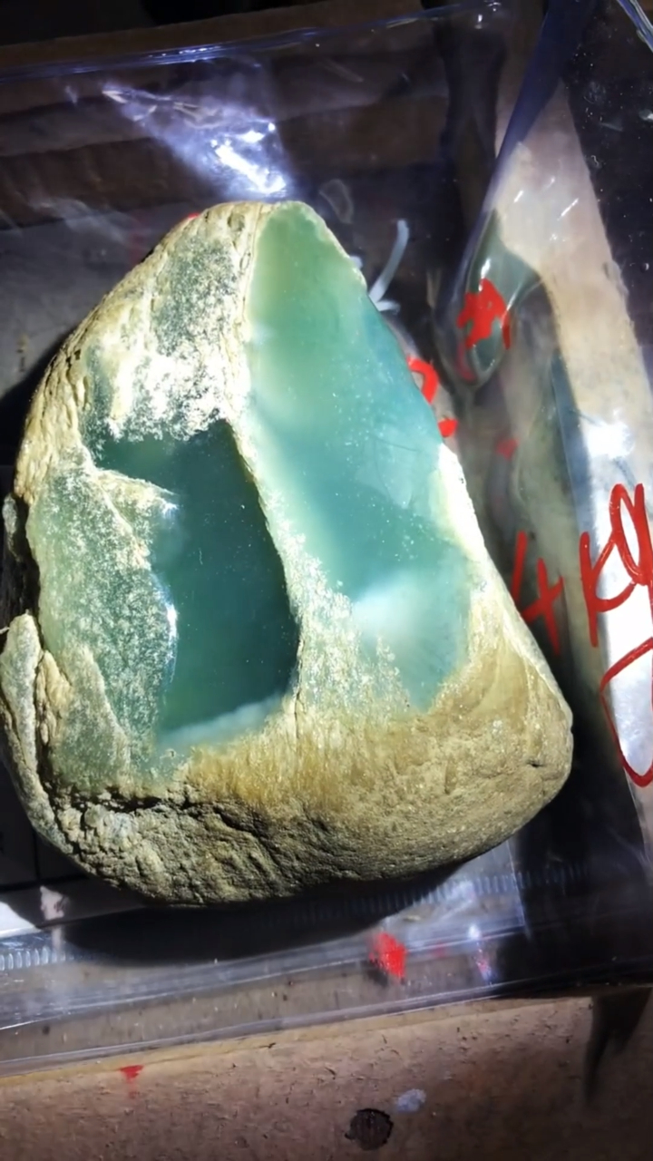 盈江公盘记录偶遇天价莫西沙雪花棉玉料400克标价16万