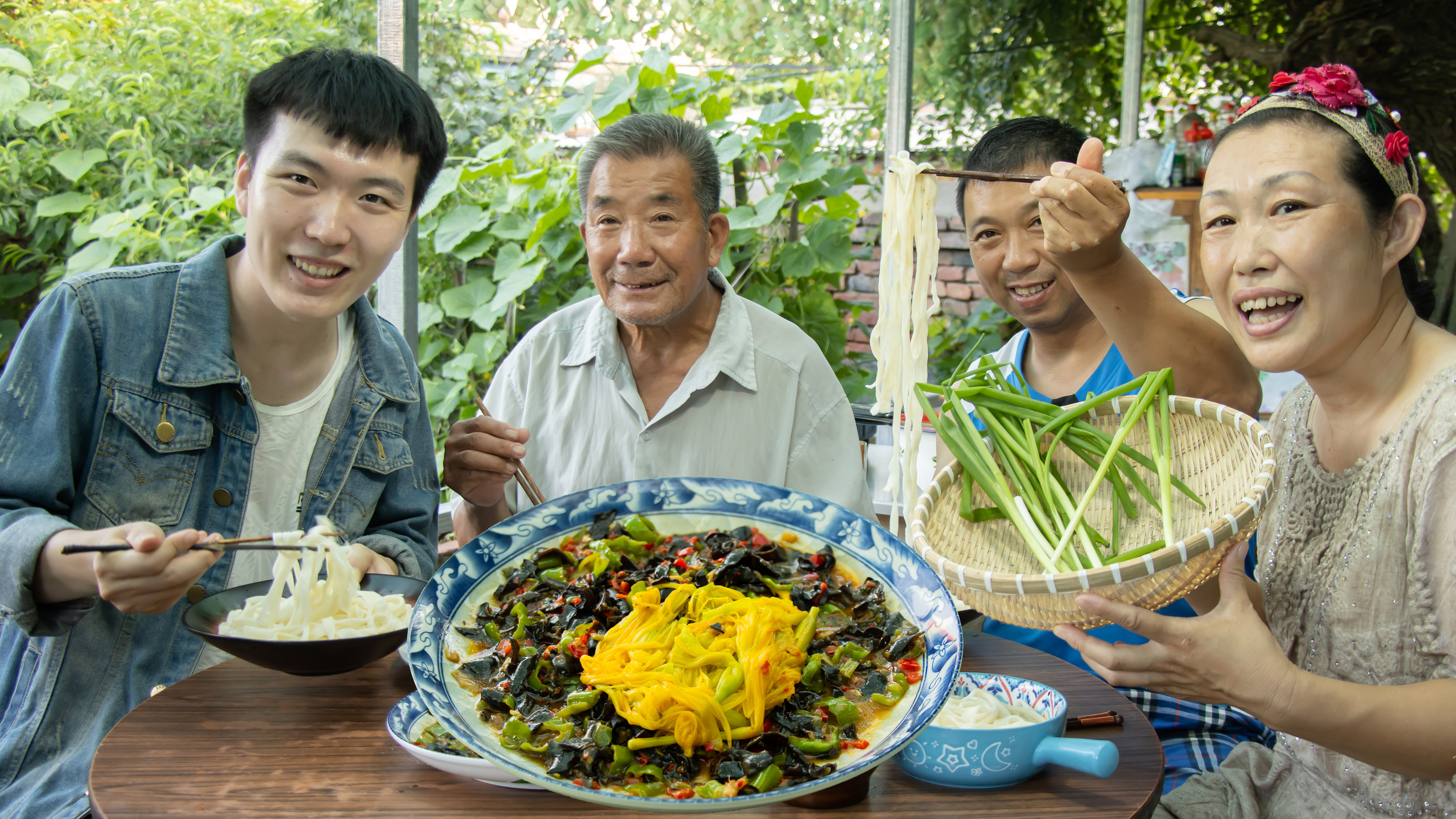 二伏吃面条,会成自制1盘黄花菜酱,现吃现摘,一口下去真过瘾