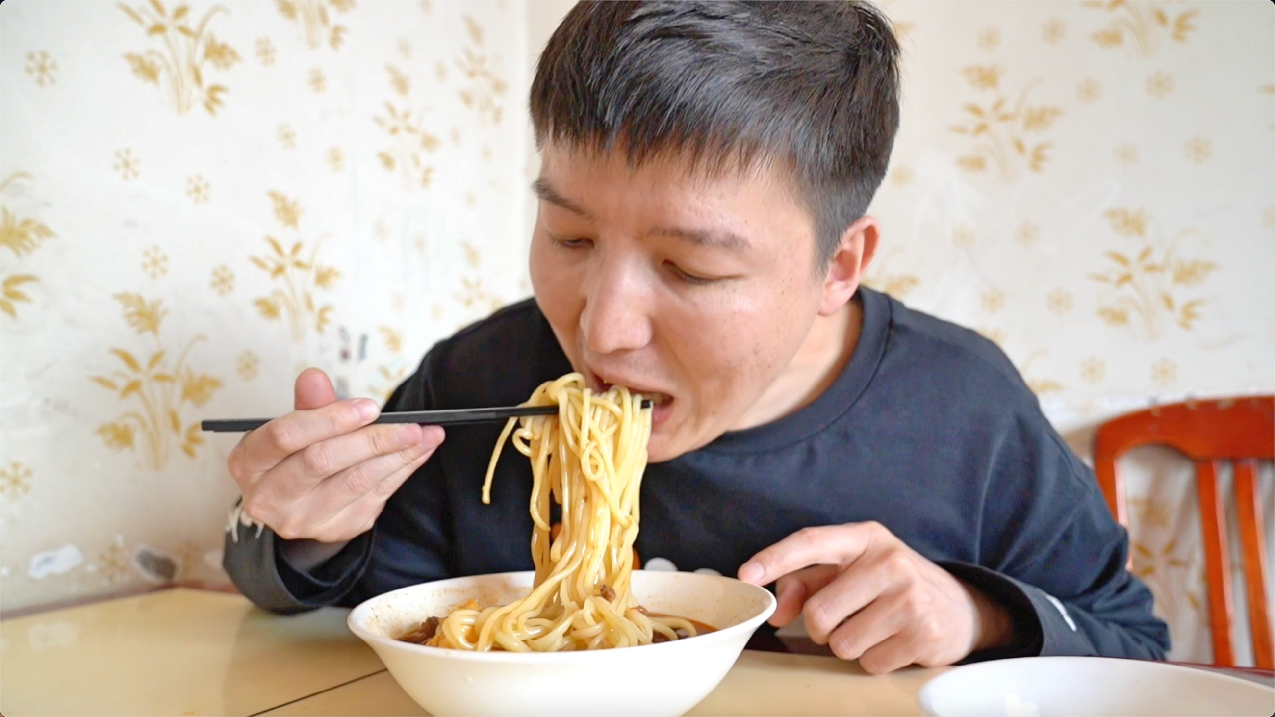 新疆和田宝藏小店牛肉拉面,22元/碗红烧牛肉配鸡蛋,加了两份面