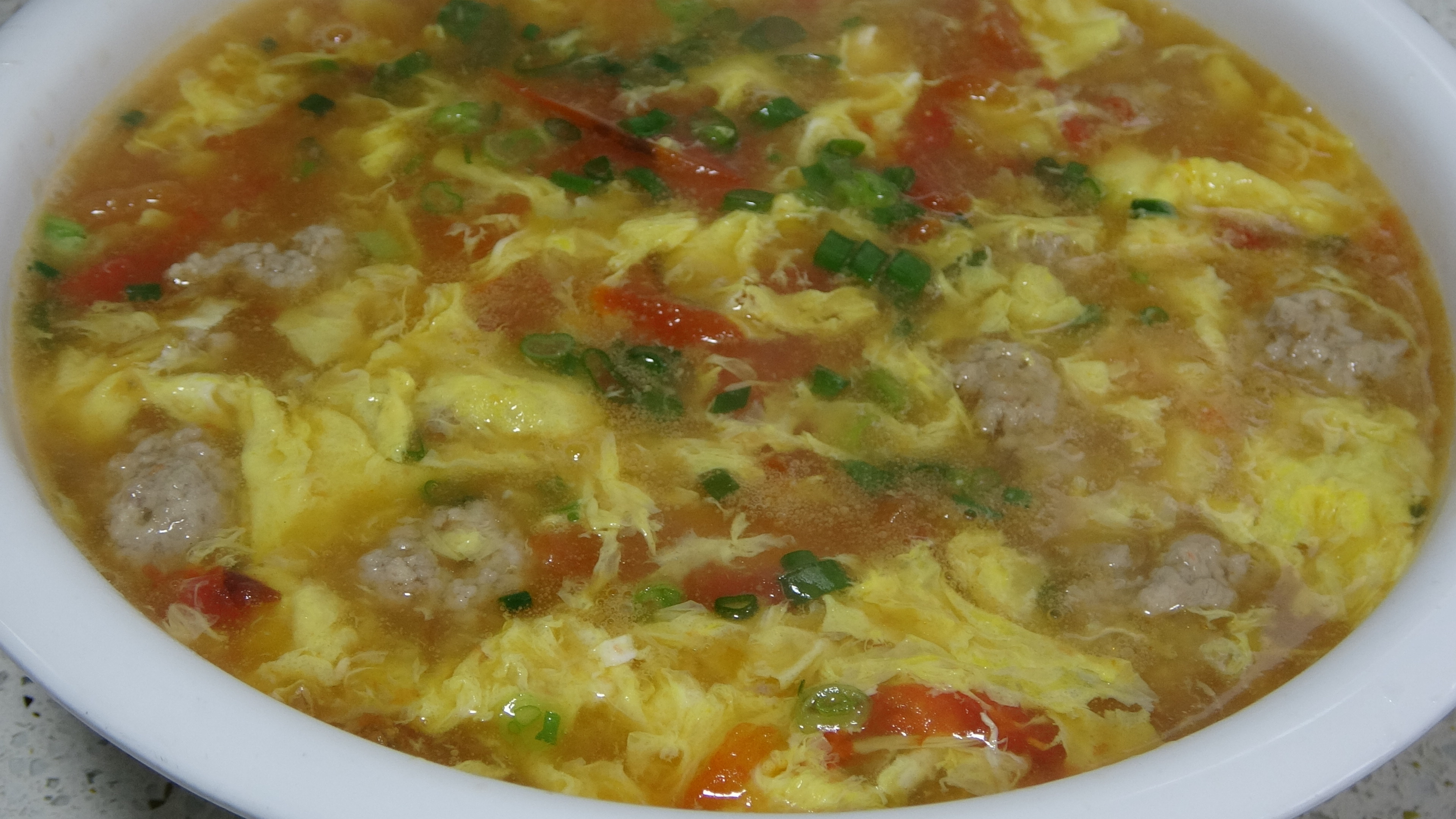 三个番茄两个鸡蛋,做一盆“番茄丸子蛋花汤”,就着馒头好安逸哦