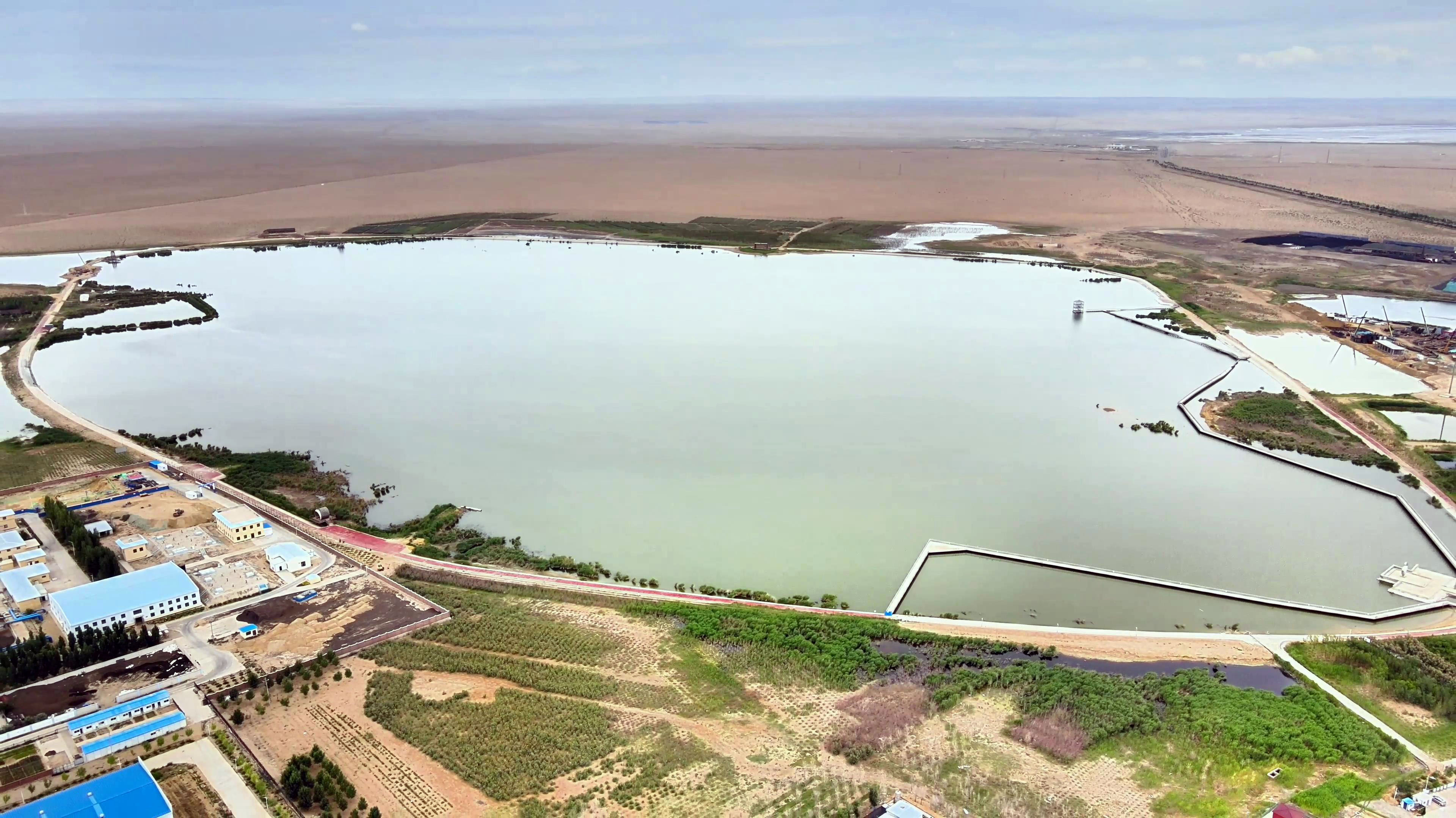 在二连浩特干旱的土地上竟然有个美丽的天鹅湖,原来是中水形成的