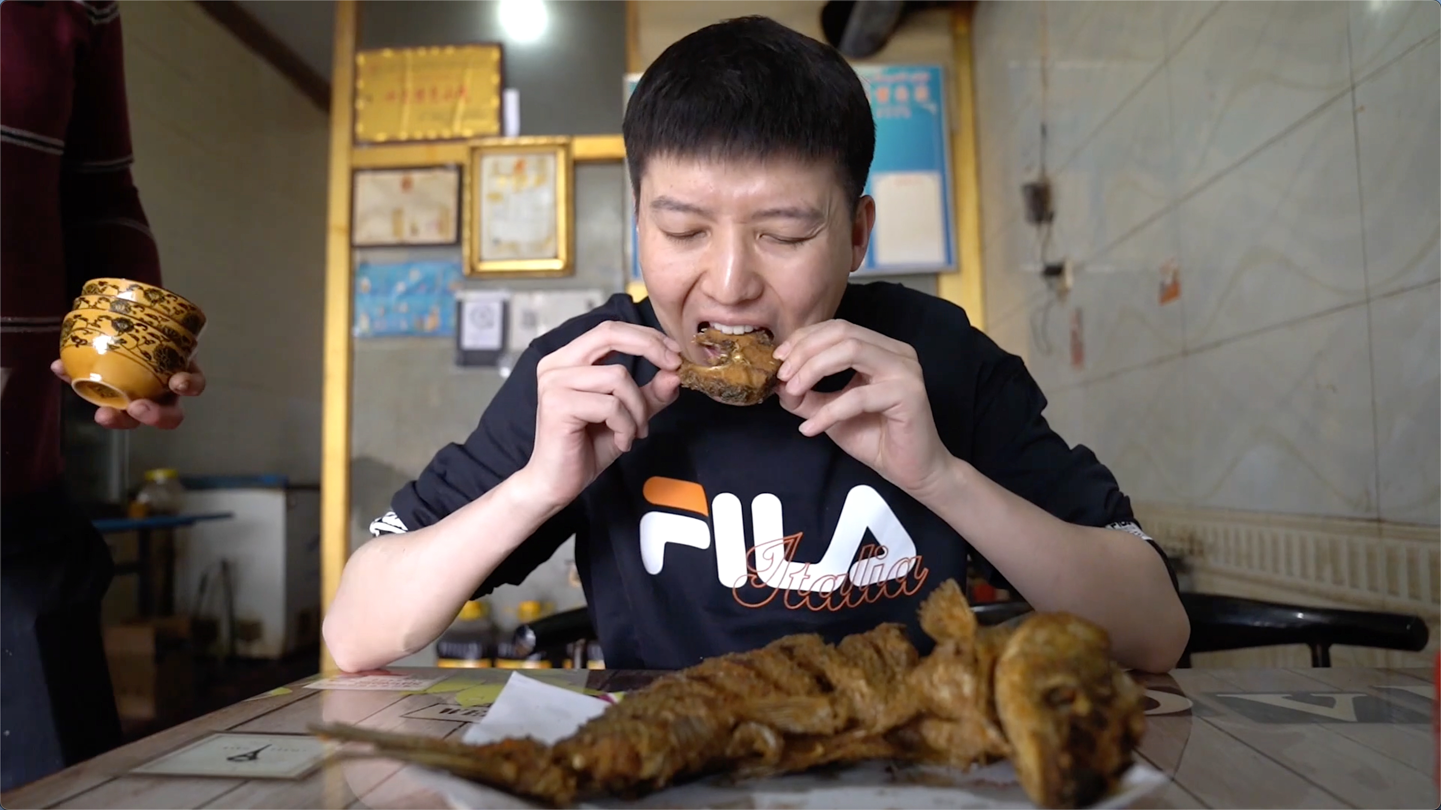 新疆路边摊草鱼33元/条,油炸后撒调料直接吃,做法简单好吃划算