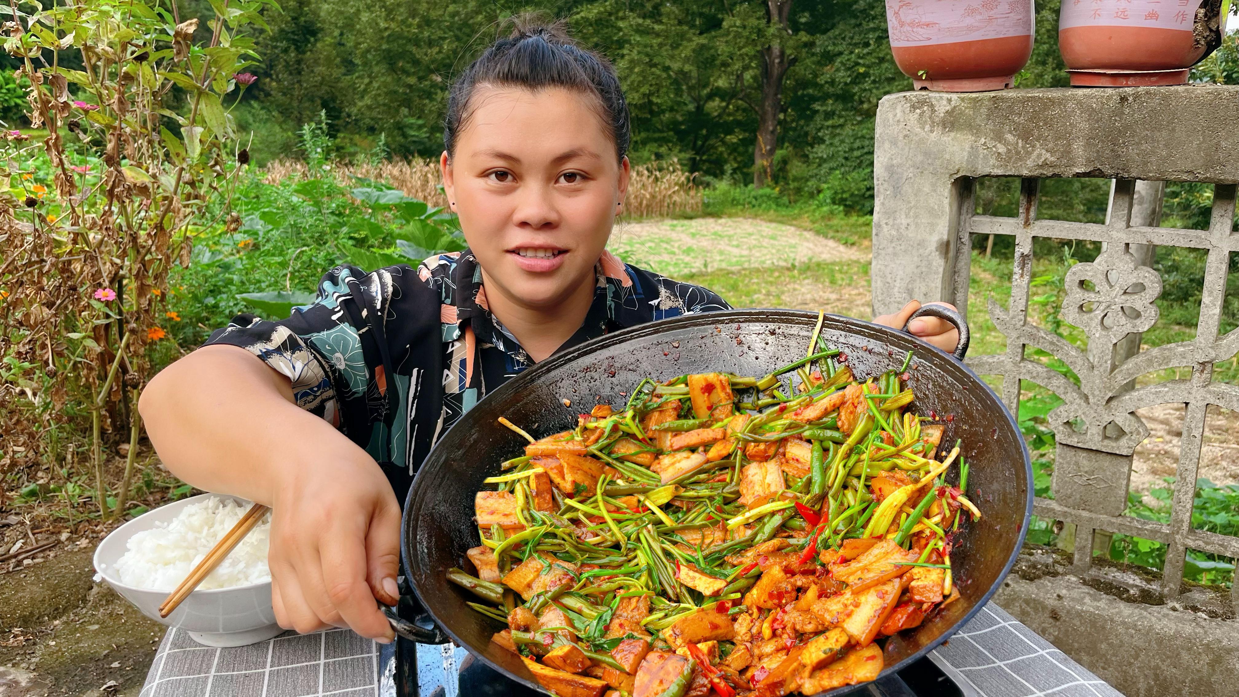 今天种了很多大蒜，干完活做一大锅空心菜炒肉吃两大碗饭