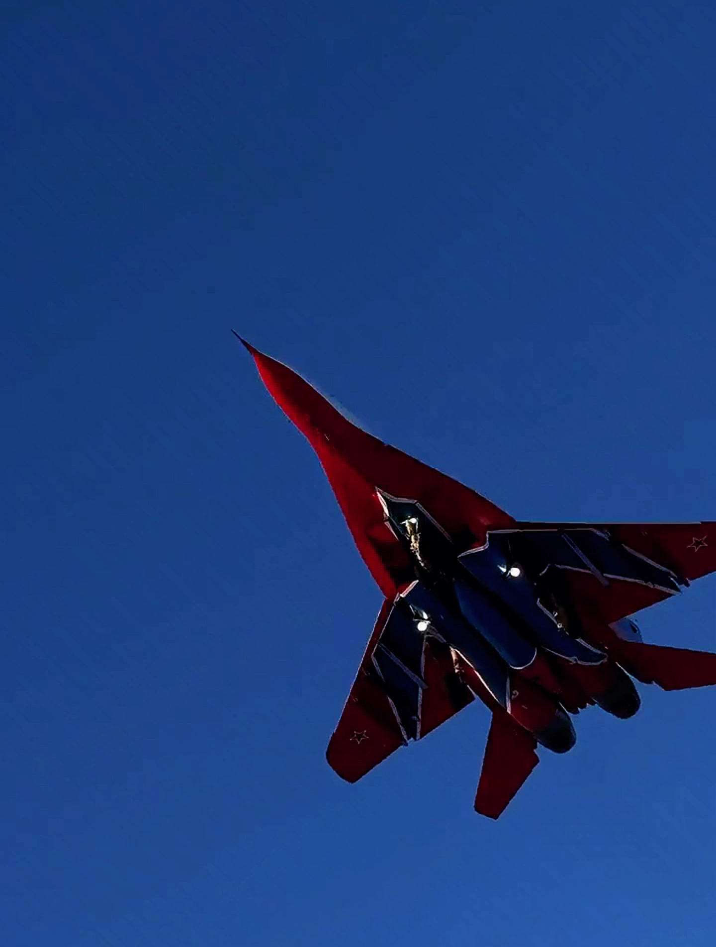 米格29雨燕划过天际,配色亮眼