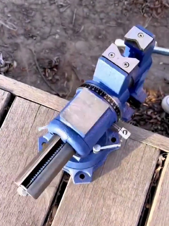 各位师傅们都爱不释手的多功能台虎钳,功能强大,经济适用