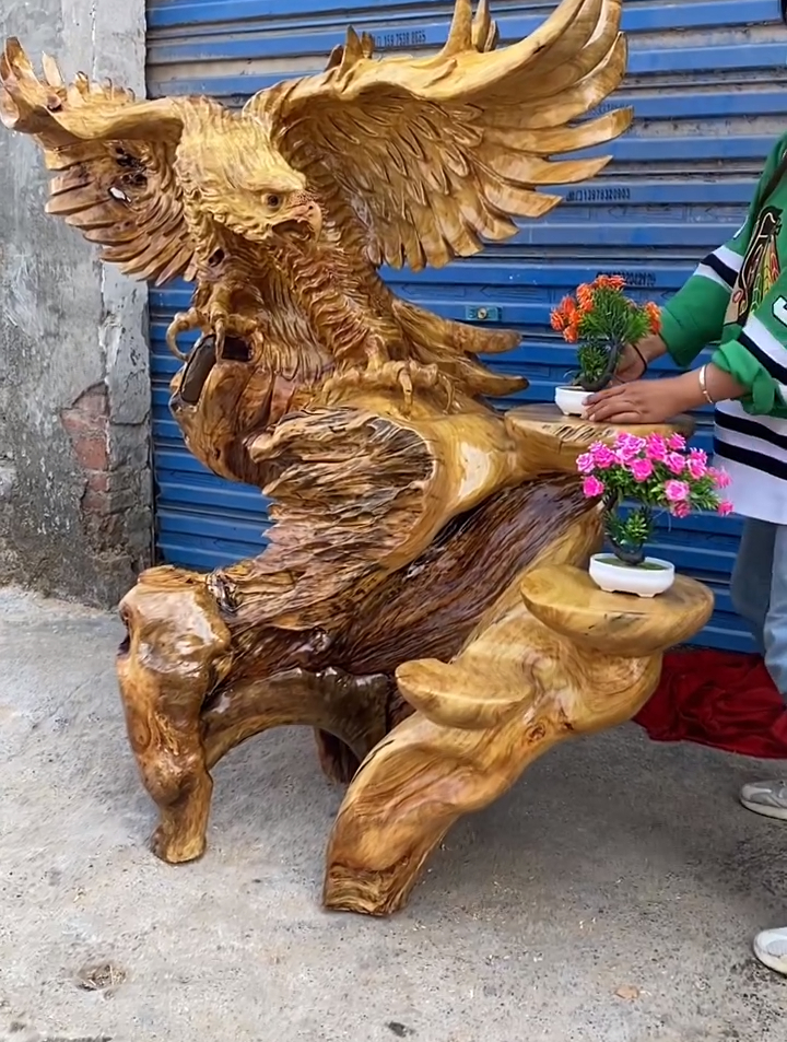 木雕工艺品,手艺人木雕鹰