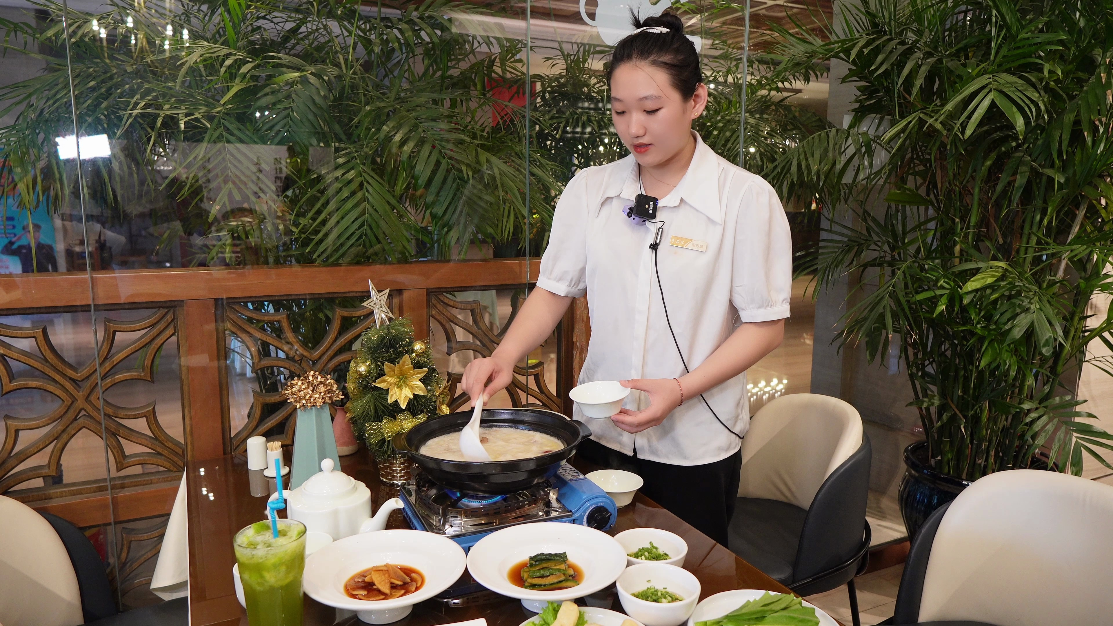 群力这个位置隐藏这四个品质餐厅之一,猪肚鸡火锅粤品汇