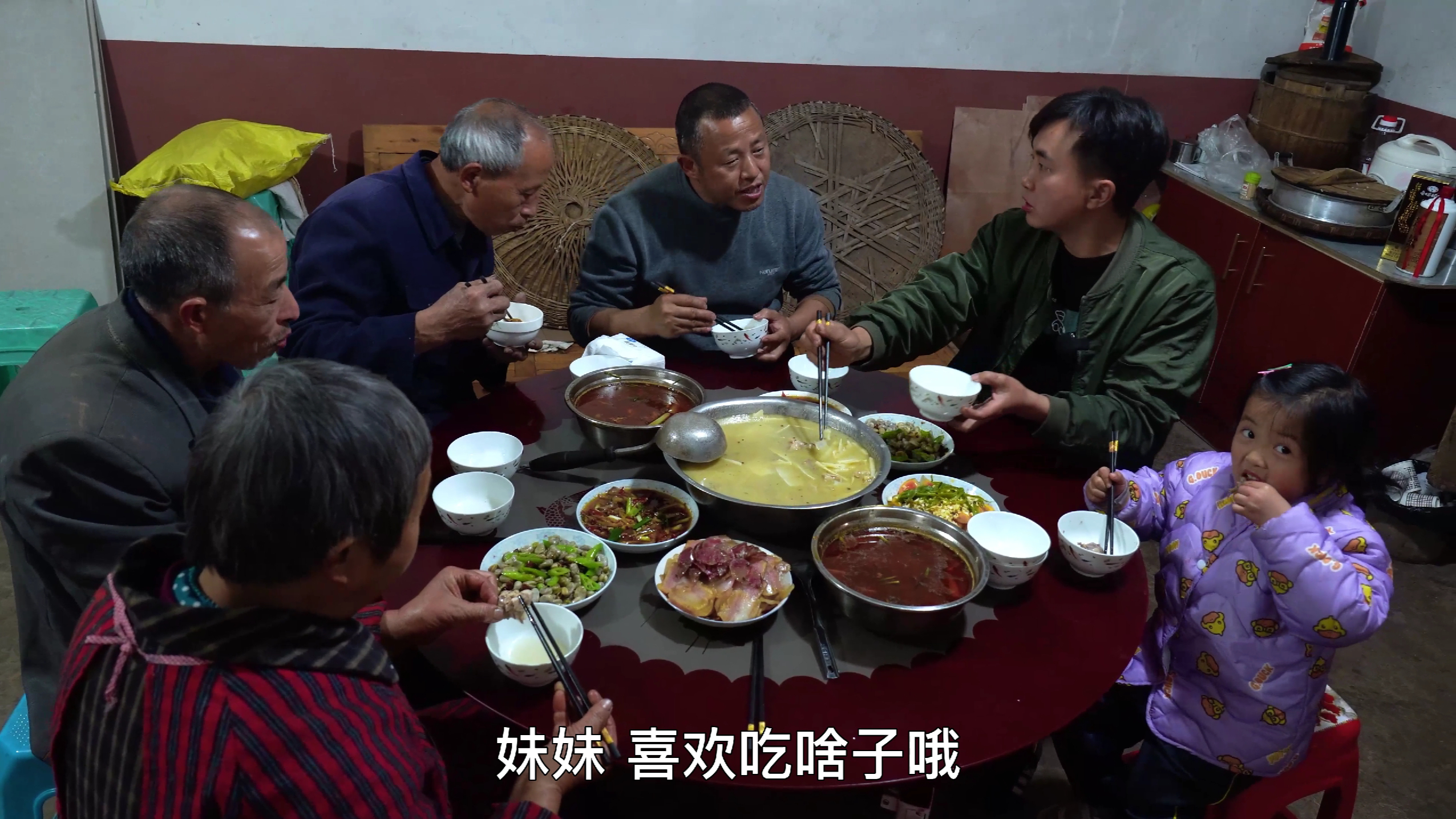 徐三娃到老九家挖笋子,漫山遍野挖笋自由,一盆竹笋炖鸡汤鲜味美