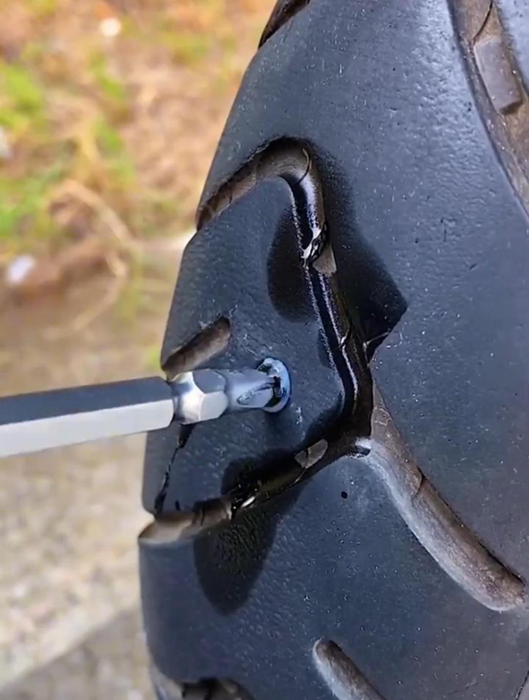 车胎扎了不要慌补胎胶钉来帮忙不用卸胎一分钟搞定