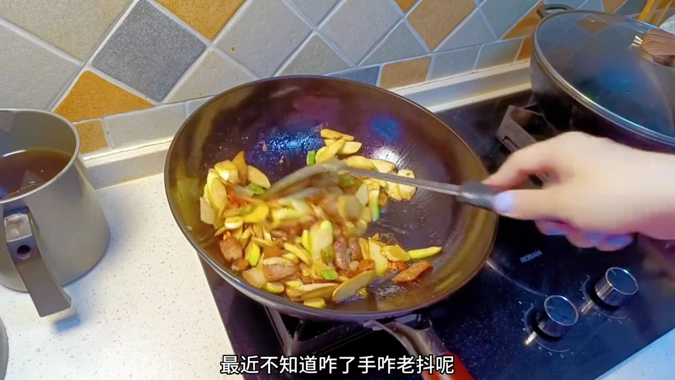 暴躁的一天又开始了,一头猪还要天天吃肉,猪能吃猪肉吗