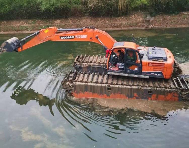 水面上作业水陆两用挖机
