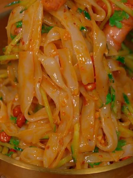 一看就会的凉拌酸辣河粉,简直太好吃了吧