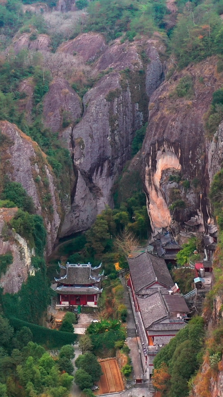 浙江天台山寒山明岩,当年寒山子隐居于此70余年,留下300多诗篇