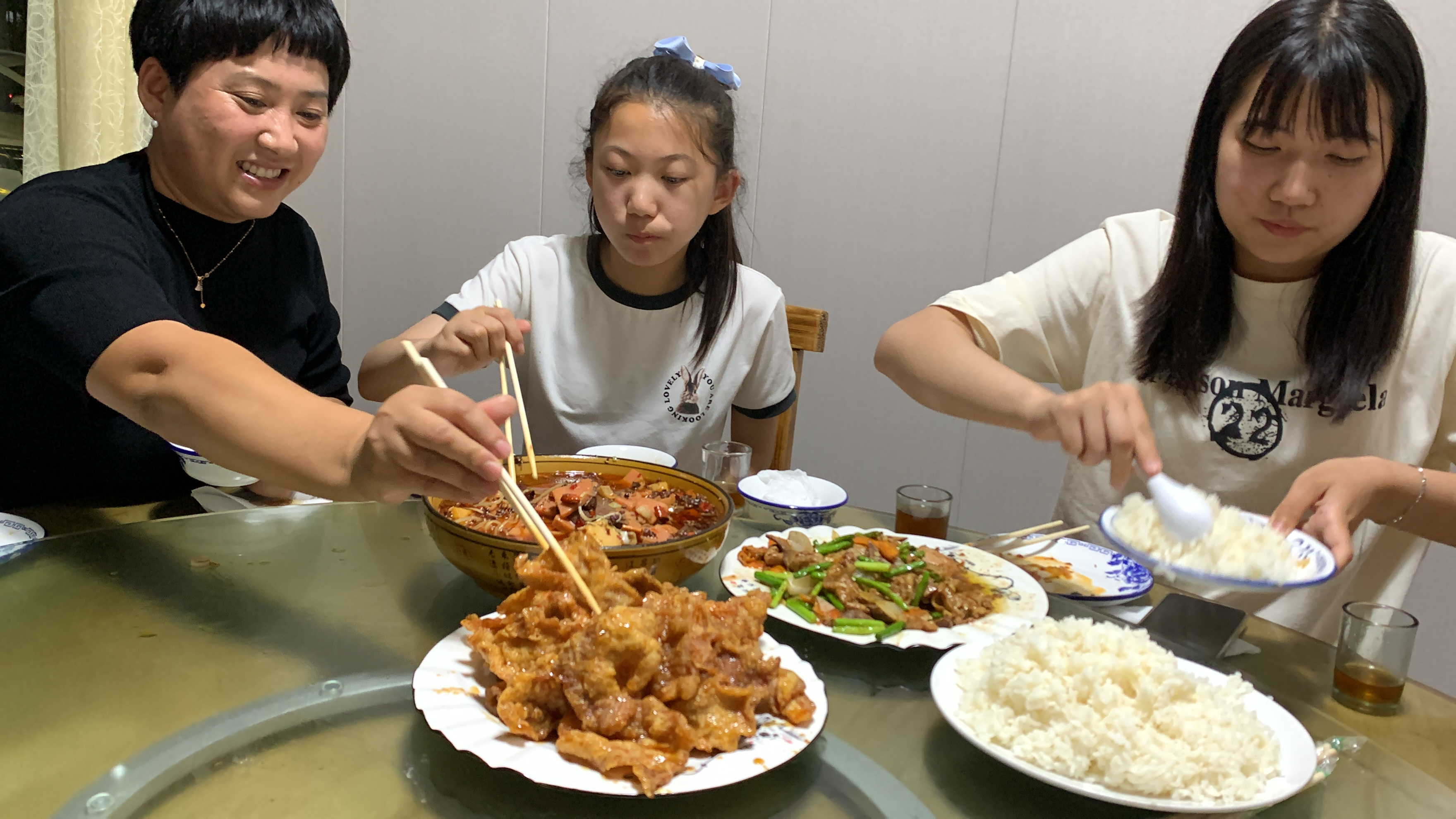 一家四口下饭店,花130块钱点了3个菜,吃的好满足
