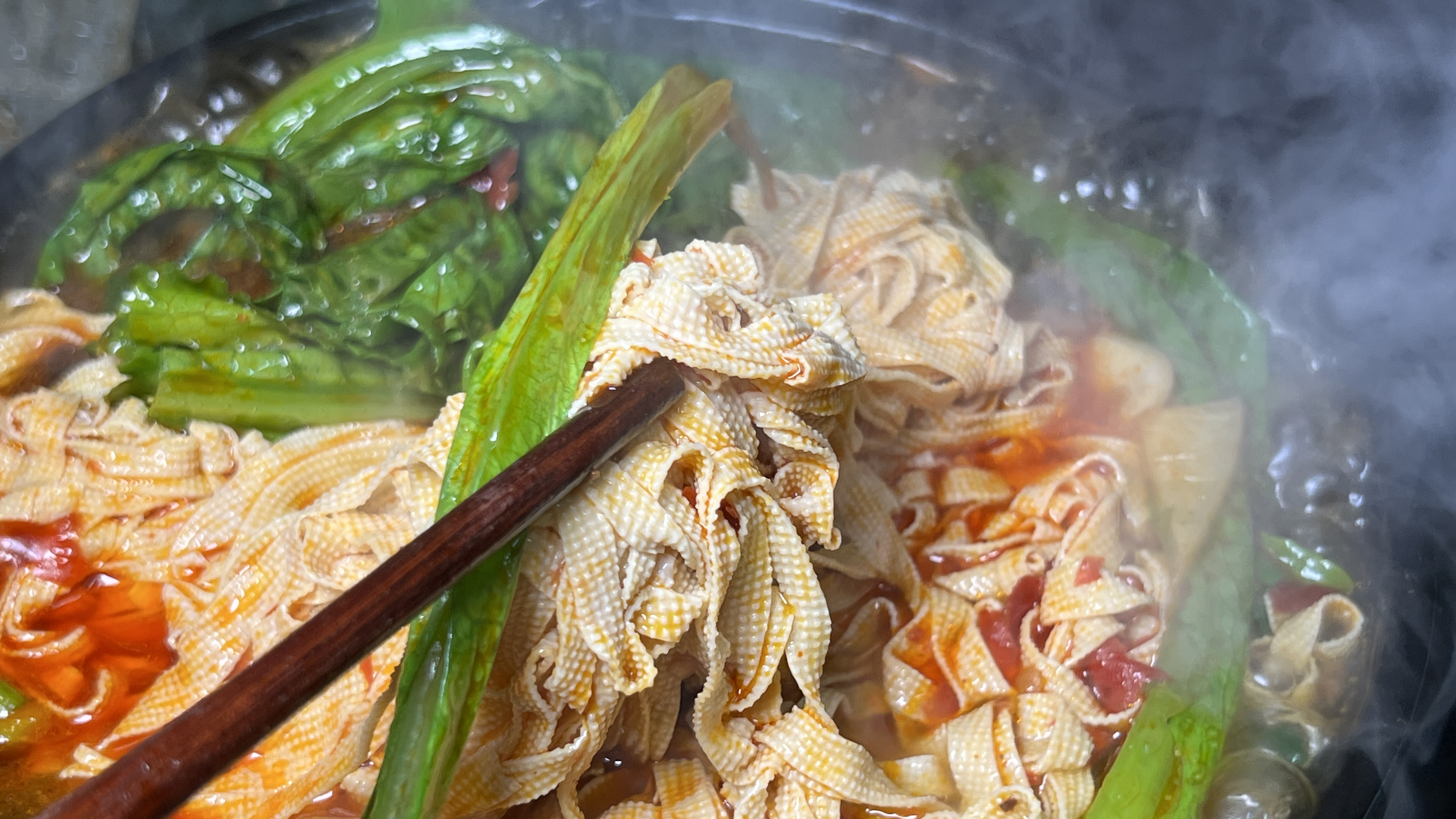 千张和油麦菜做砂锅干丝,看着流口水,色泽红亮有食欲,好吃下饭
