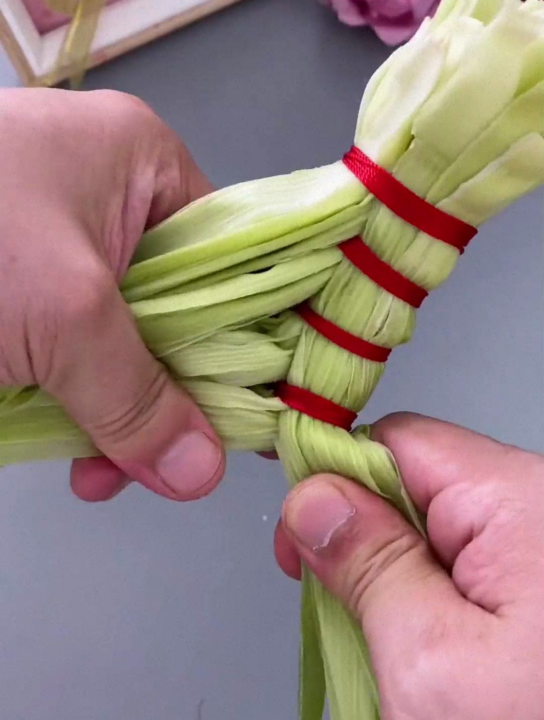 玉米皮不要扔,和孩子来做一把迷你小扫帚 亲子手工