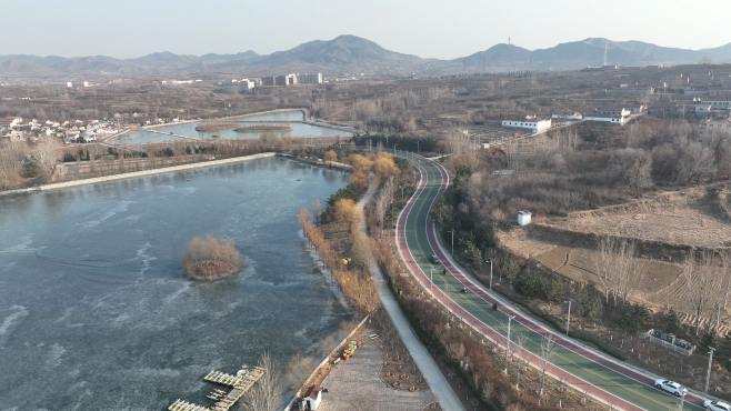 [图]航拍莱芜雪野湖，彩色的环湖路非常漂亮