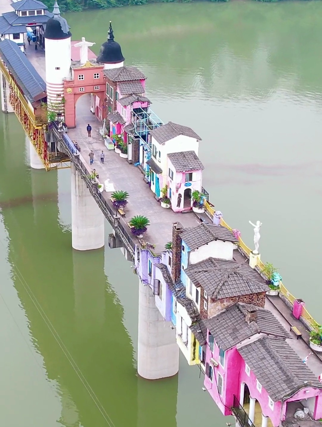 重庆发现一小镇居然建在几十米的高架桥上,太神奇了