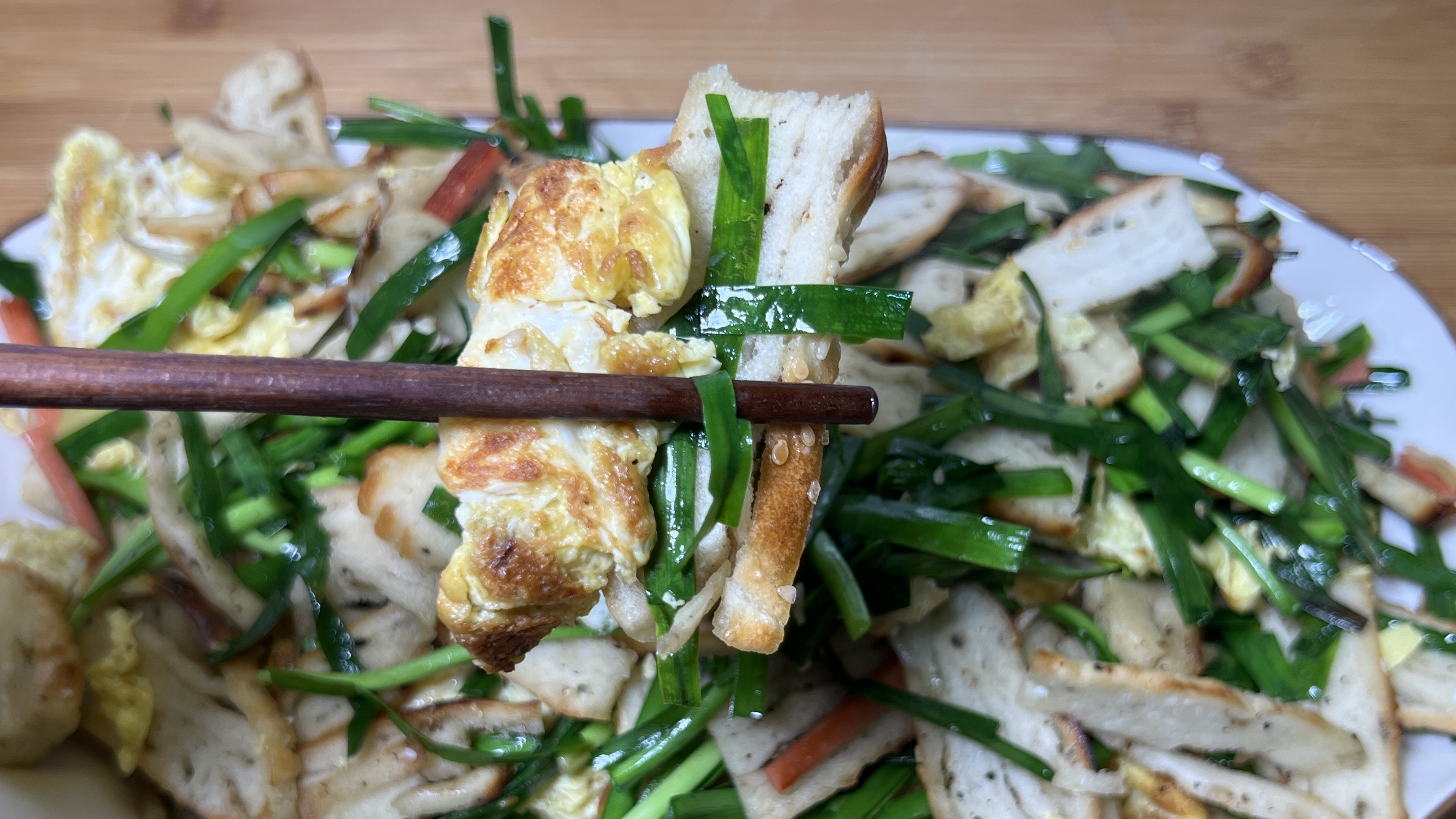 烧饼放时间长了，用韭菜鸡蛋简单炒一下，咸香味美，既是菜又是饭