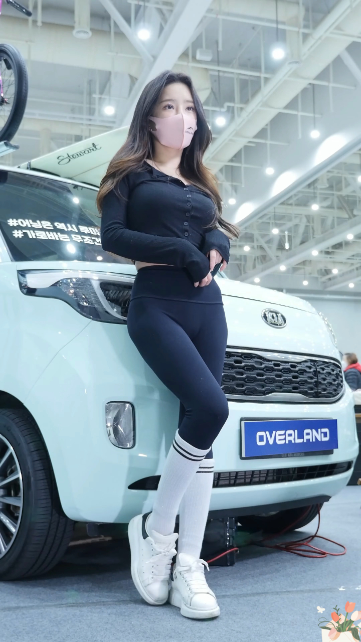 穿瑜伽裤的车模小姐姐,健美的身材很迷人-度小视