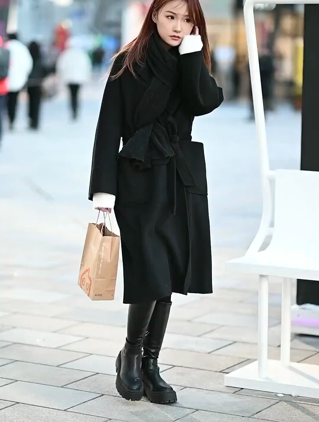 110. 北京街拍,大衣长靴穿搭