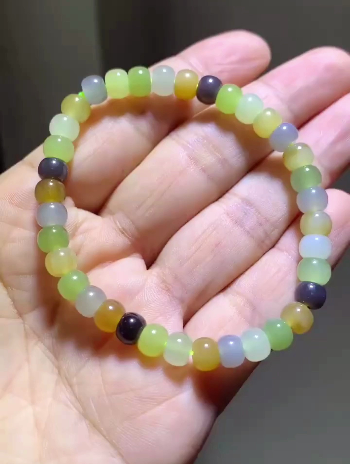 和田玉五彩手串,玉质细腻,油性十足,品相完整!