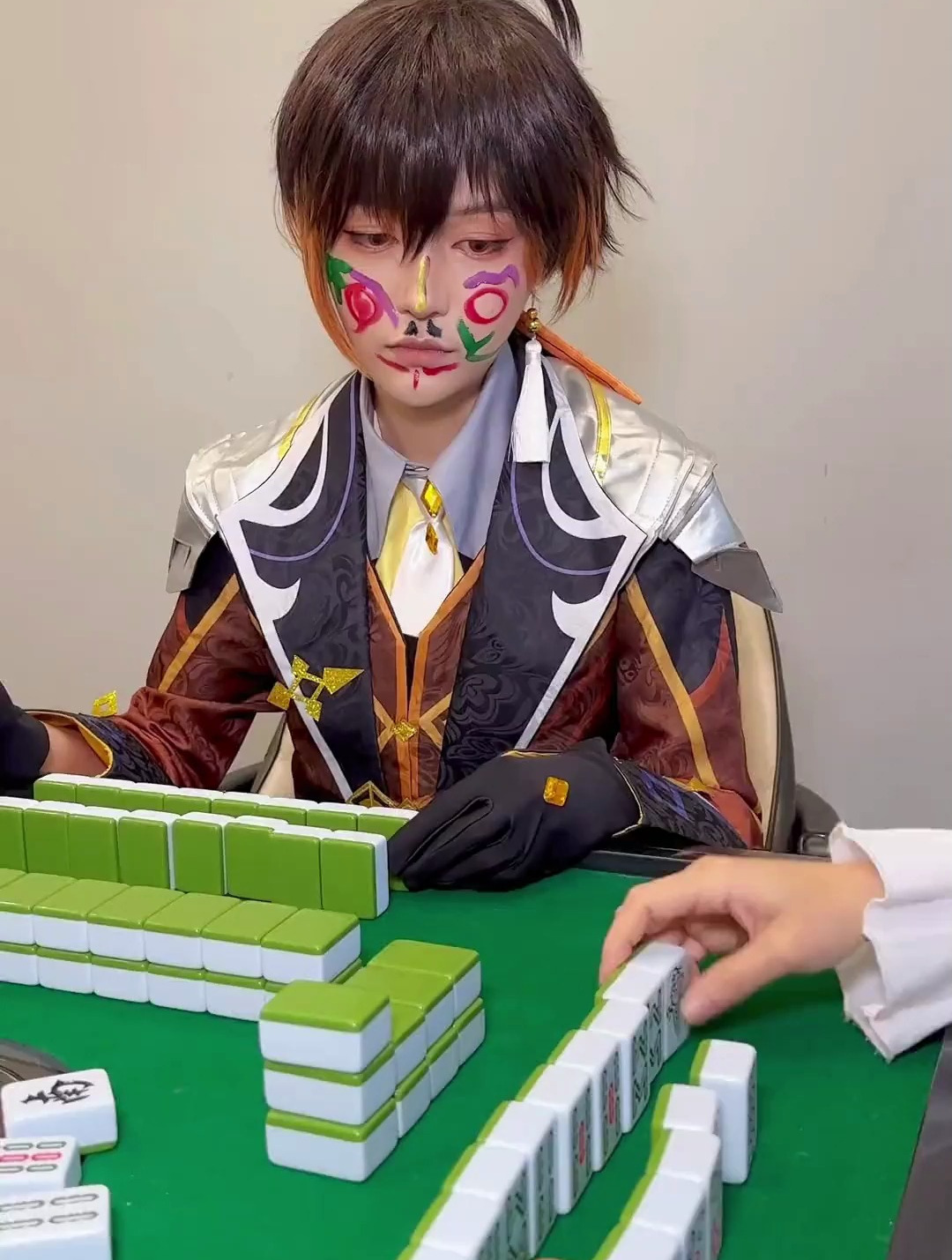 打麻将没有筹码 只能画脸了