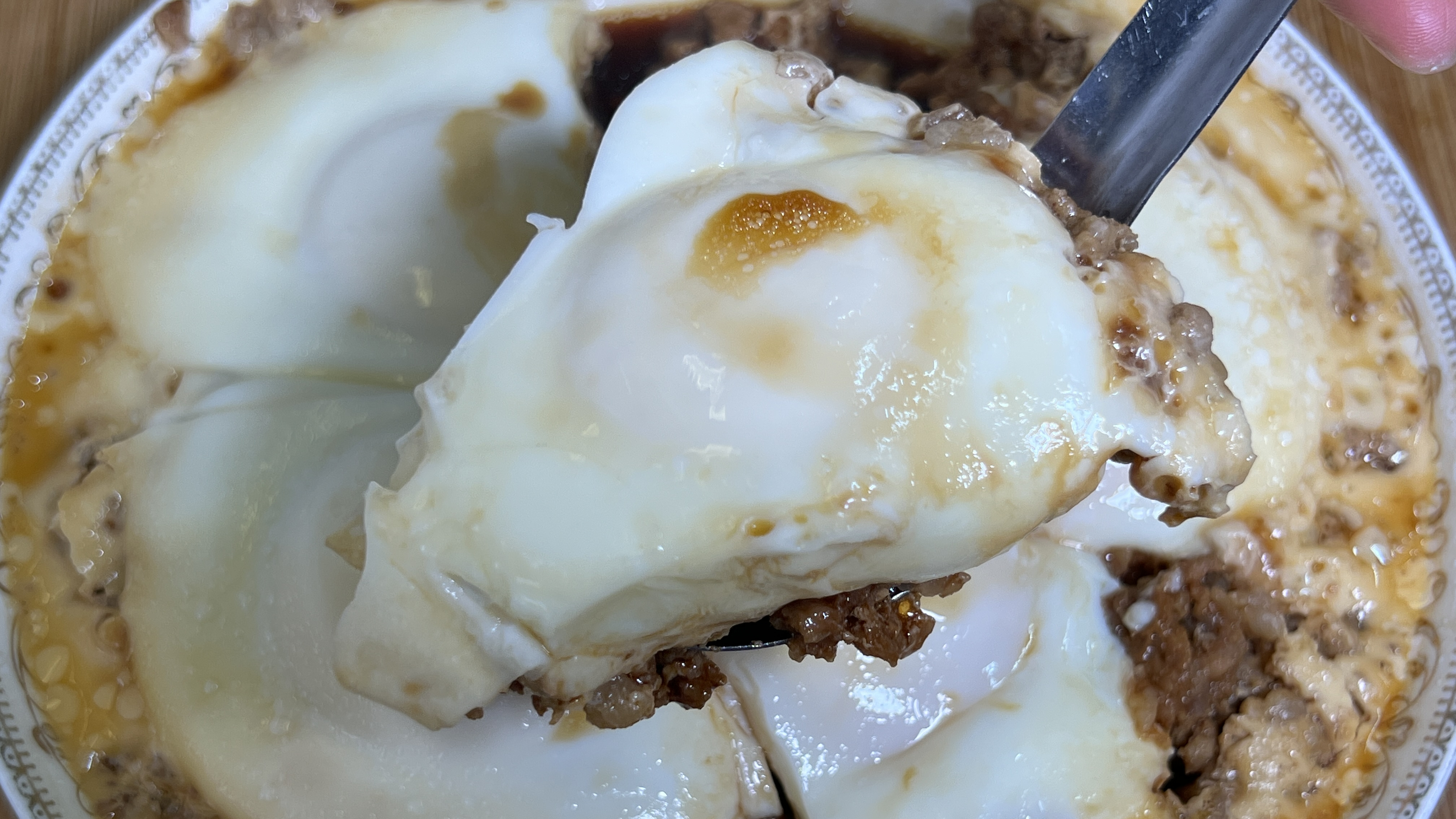 肉蒸蛋的家常做法，一块猪肉剁成肉馅调好，打入鸡蛋蒸一蒸，好吃