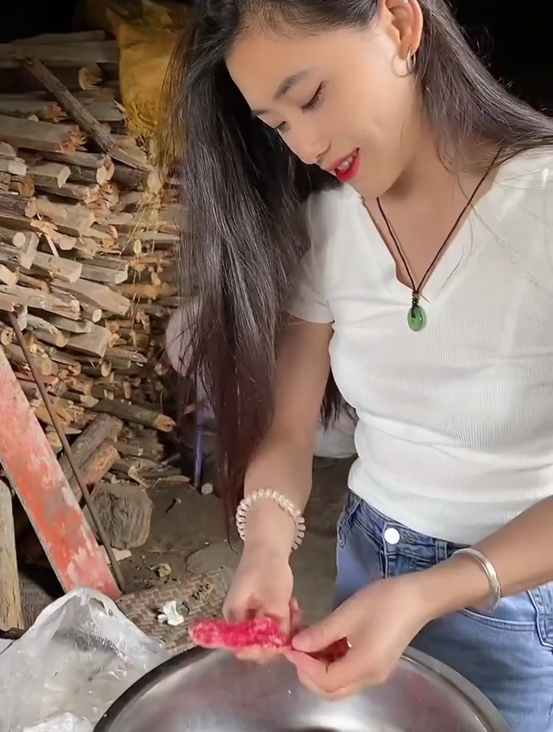 没有华丽的服装,纯朴勤劳的农村人,一个充满善良的女人