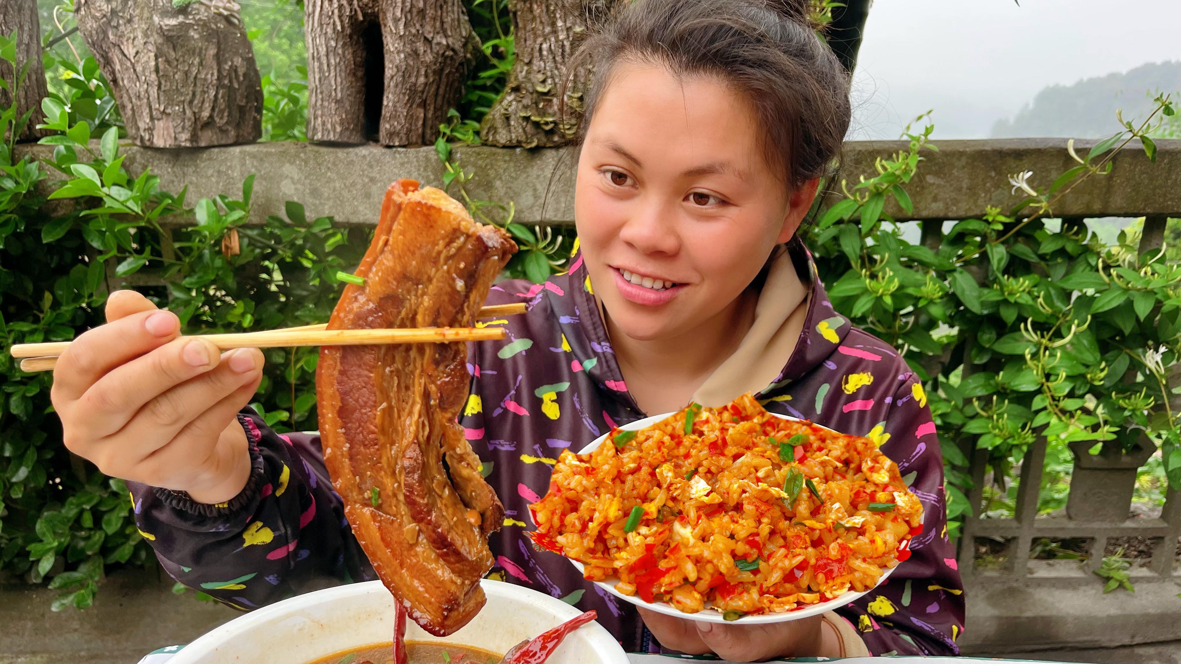 今天欧妹卤几块五花肉,再做个糟辣椒蛋炒饭,配着泡椒吃的嘴流油