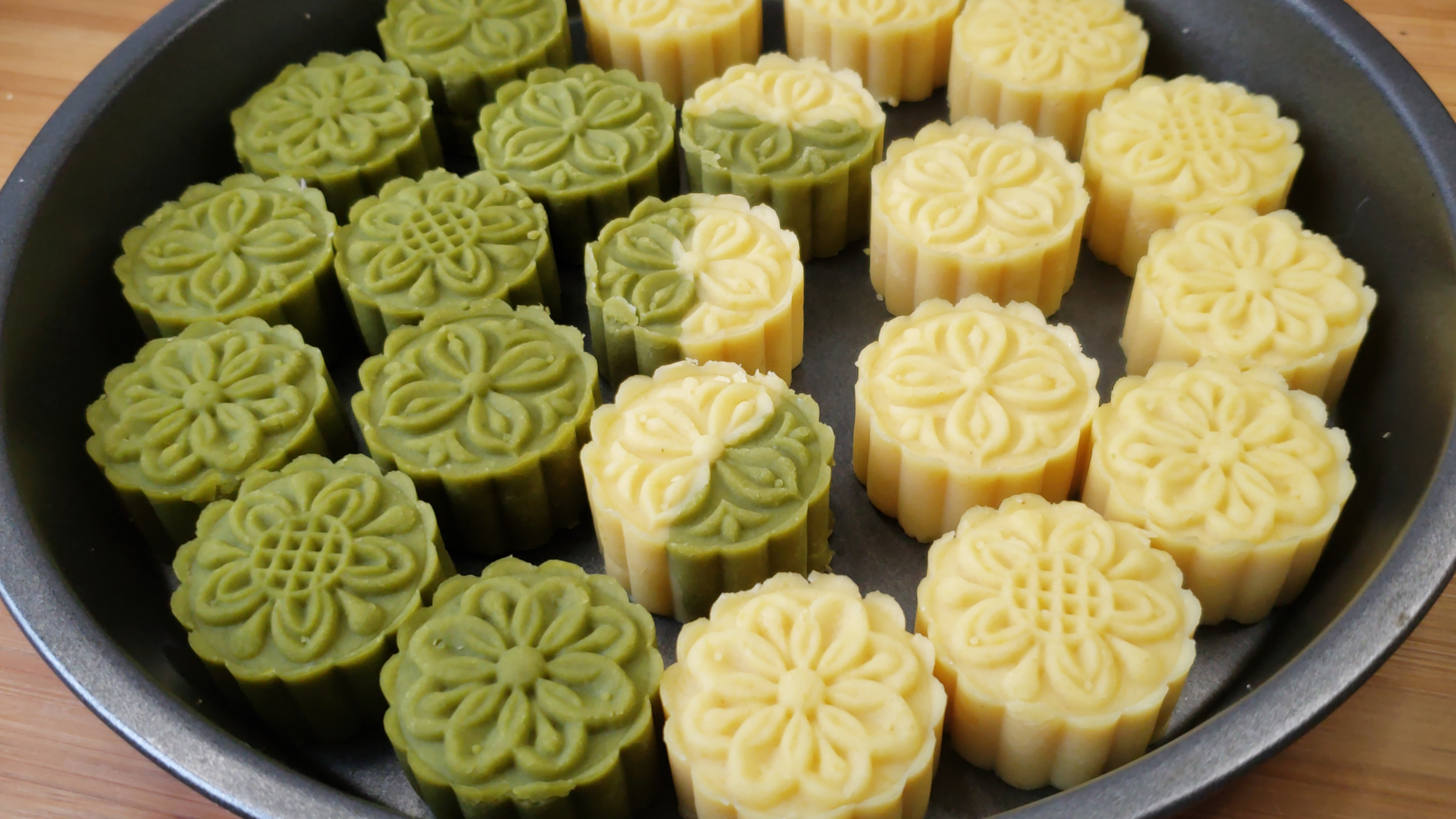 原来绿豆糕还能有这么简单的做法,不用炒就成型,绵软细腻,真香