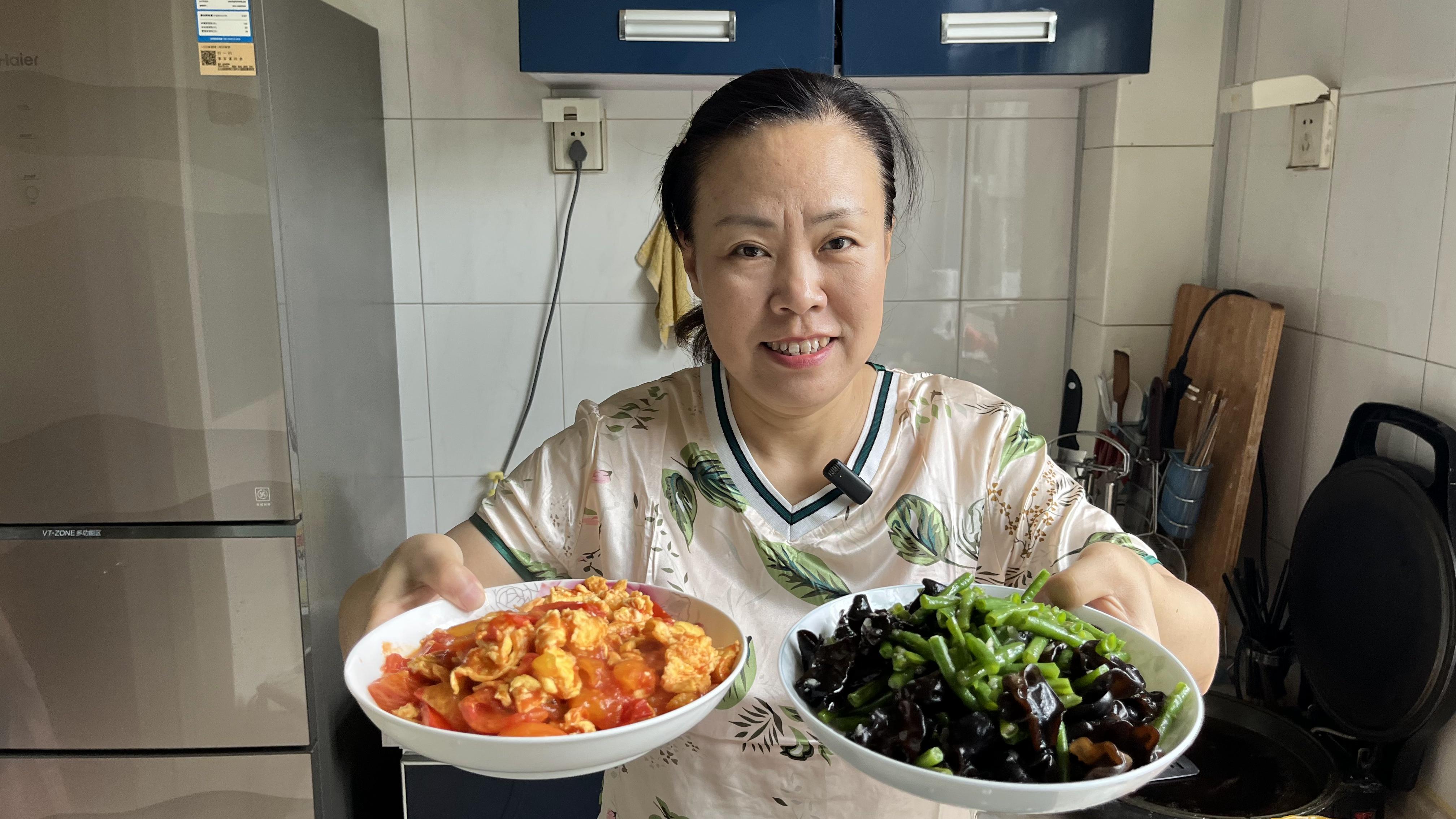 今天做了个蒜泥拌豆角和柿子炒鸡蛋,配着大玉米好吃不发胖