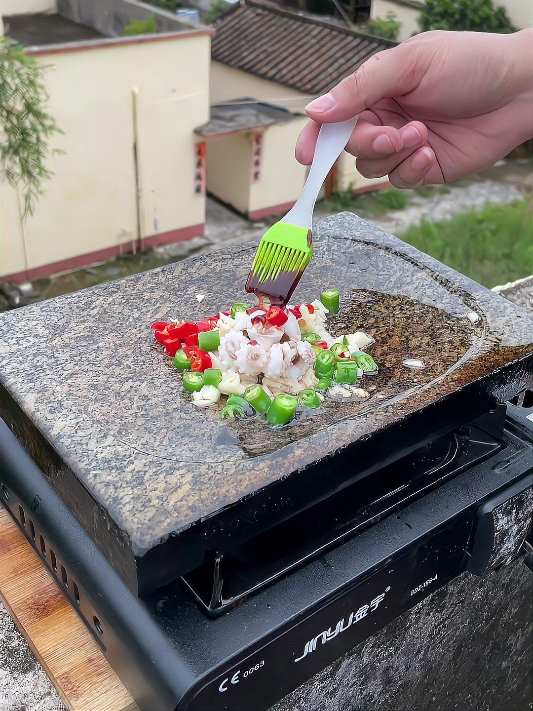 海边捡到一只很新鲜的八爪鱼,做成石板烧烤给老婆吃