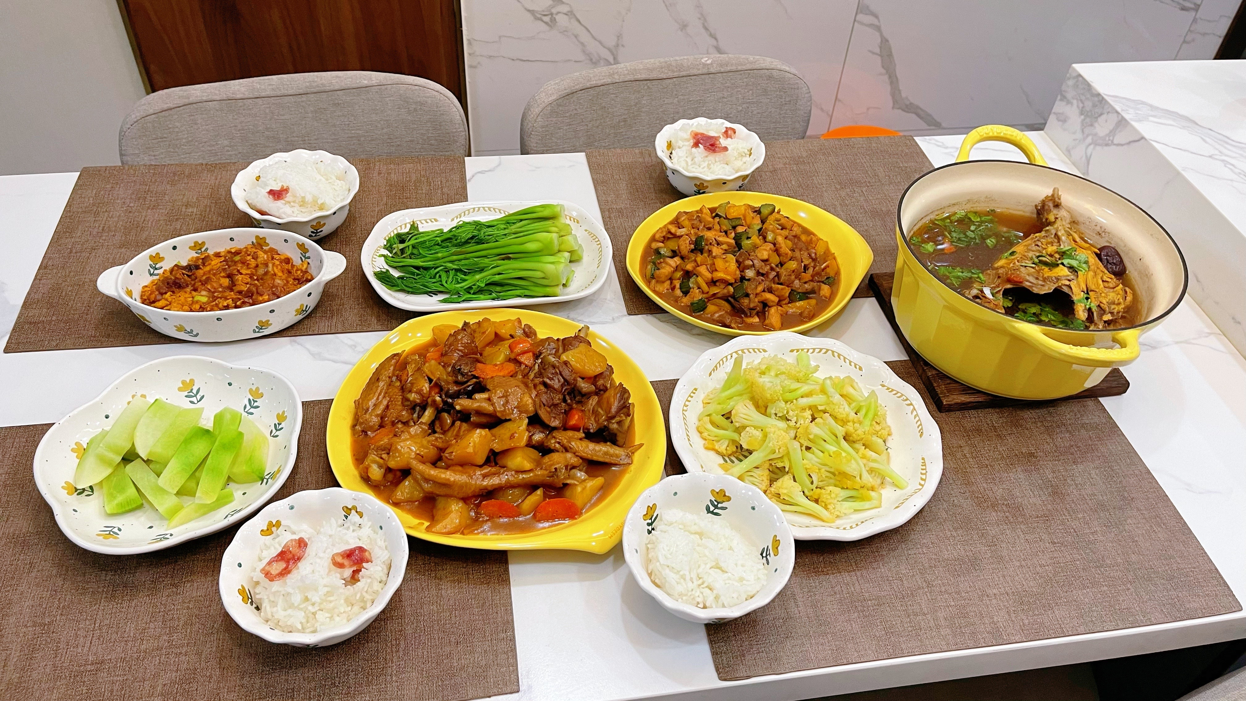 外地朋友寄来两只鸡和一箱野菜,晚餐用一只鸡做出三种吃法,赞!