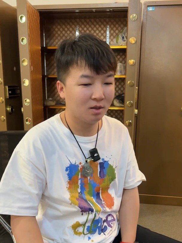 阿楠50万拿下帝王绿,小爱在线征集保镖