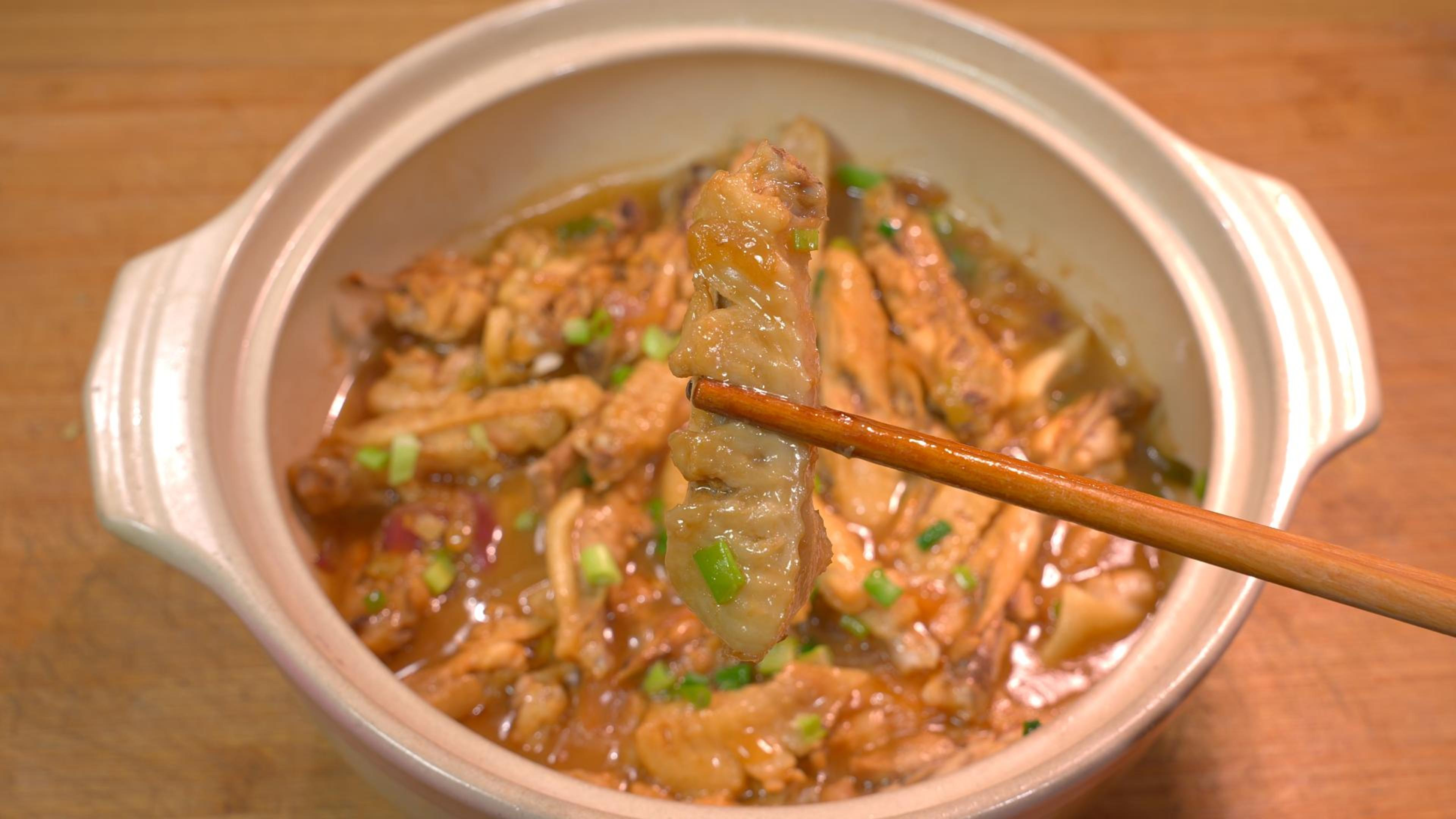 鸡翅别红烧了,大厨教你做葱油鸡翅,鲜嫩不腥,比可乐鸡翅还好吃