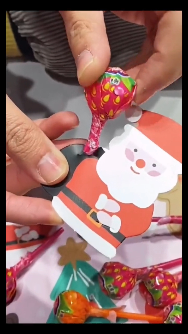 女孩子嘛,你让她赢就对啦!圣诞创意棒棒糖包装卡纸-度小视