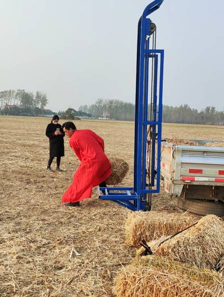 小方草捆捡拾装车机器图片