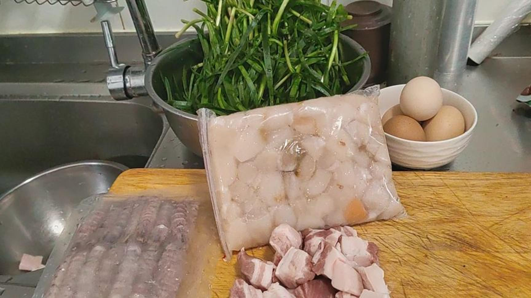山东老家寄来扇贝丁和虾爬子肉,包饺子,请大家观看,谢谢